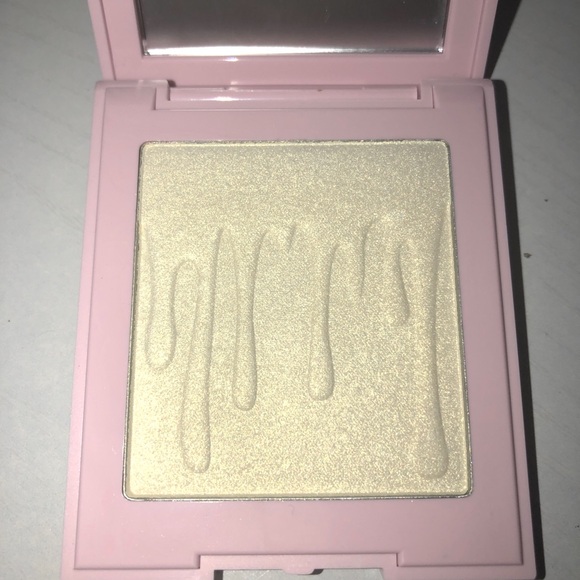 Kylie Cosmetics Pressed Illuminating Powder in the shade Quartz - Picture 4 of 5